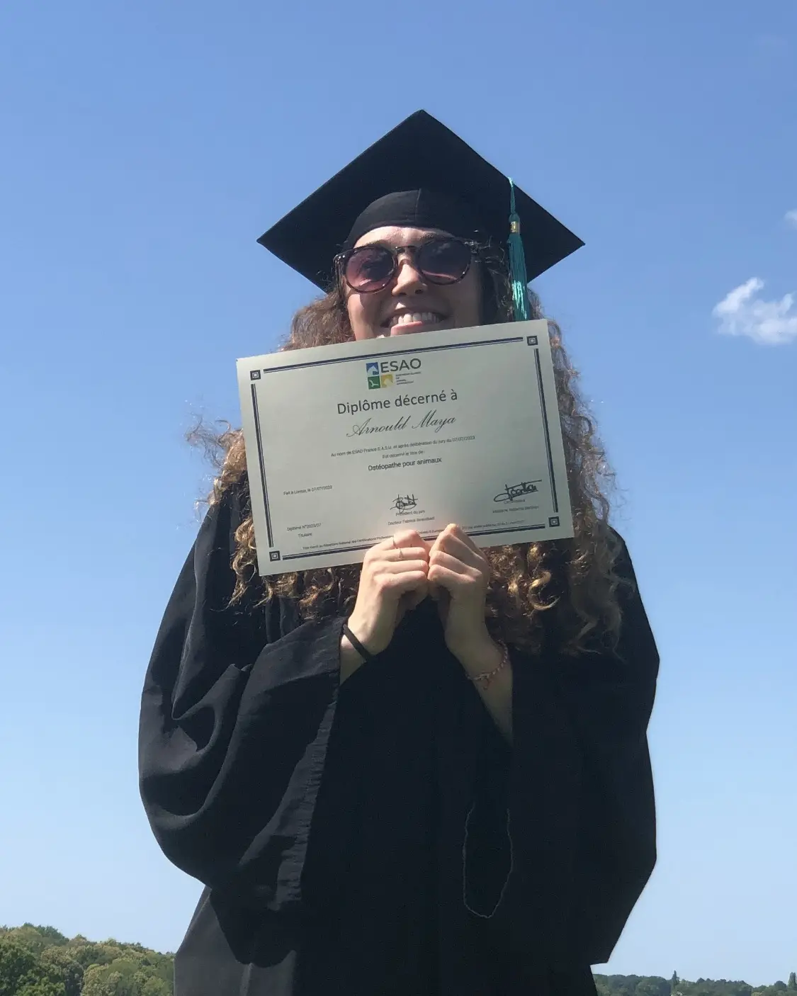 Maya Arnould le jour de sa remise de diplôme, son diplôme de l’ESAO en main