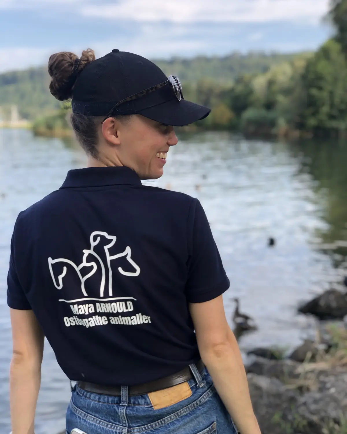 Maya Arnould en polo de travail au bord du lac